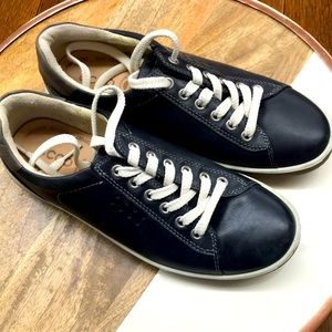 Ecco sneakers- like new